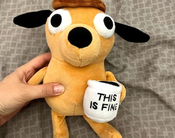 Brinquedo de pelúcia "This Is Fine Meme Coffee Dog"