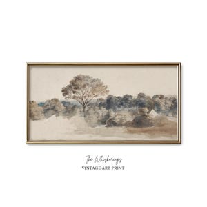 Könnte beinhalten: Gerahmter Vintage-Kunstdruck. Das Aquarell zeigt eine Landschaft mit einem großen Baum in der Mitte und einem Wald im Hintergrund. Das Kunstwerk verwendet eine gedämpfte Farbpalette aus Beige, Braun und Blau. Der Text unten lautet "The Whisperings, Vintage Art Print."