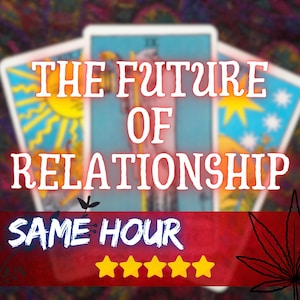 Op de afbeelding: Afbeelding met tarotkaarten met de tekst "THE FUTURE OF RELATIONSHIP" in het wit. Daaronder staat de tekst "SAME HOUR" op een rode banner met vijf gouden sterren. De achtergrond heeft een wazig, kleurrijk ontwerp.