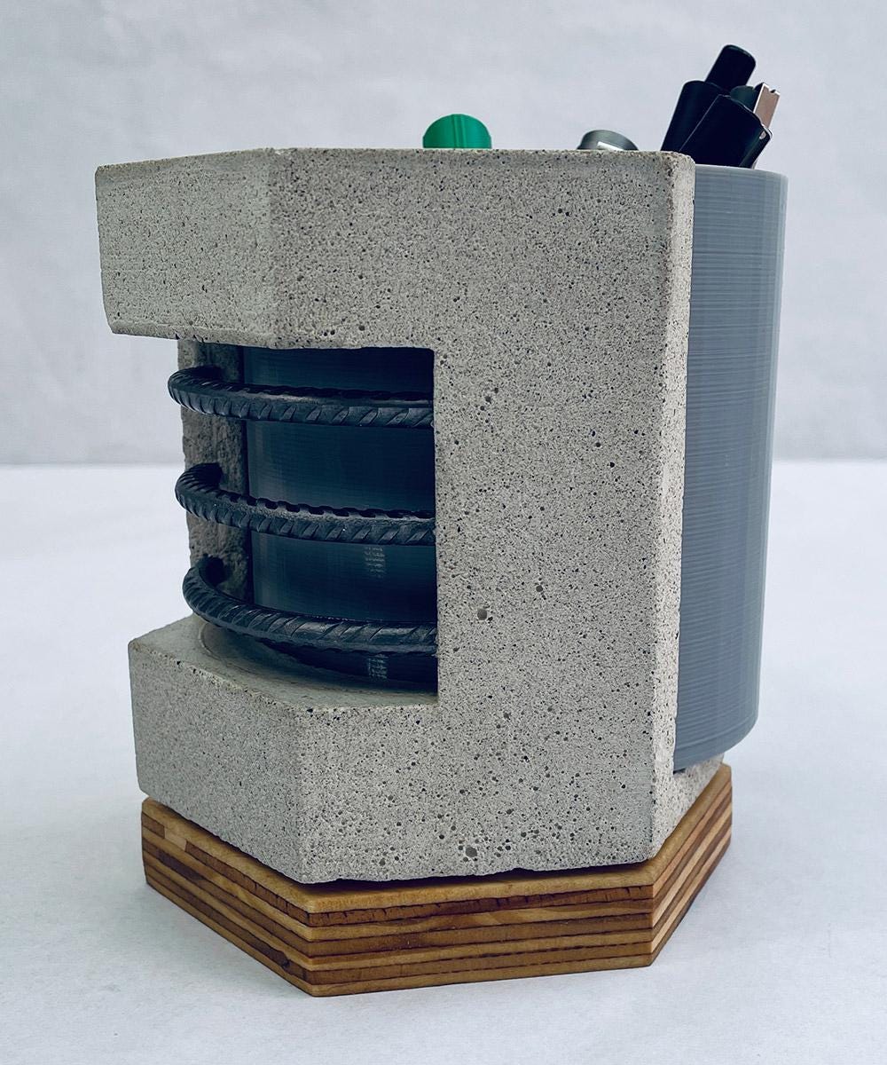 Stahl, Beton, Sperrholz und 3D-gedruckter Stifthalter