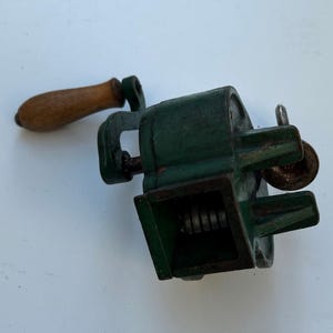Antyczna krajalnica do fasoli z żeliwa firmy Hühnersdorf - Art Deco około 1930 r. - zabytkowe narzędzie kuchenne