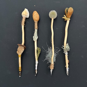 4 penne da strega fatte a mano con legno galleggiante e piante - Set di penne per calligrafia, regalo magico per streghe - strumenti per streghe