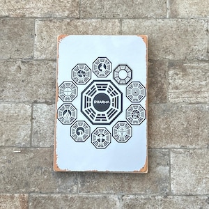 Lost TV Serie -  Dharma Stationen - Blechschild auf Buchenholz 30 x 20 cm