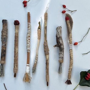 7 pinceaux et plumes Sumi-e faits à la main en bois flotté - Ensemble de stylos de calligraphie fabriqués à partir de matériaux naturels, cadeau magique pour les sorcières