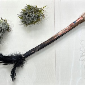 Brosse Brosses naturelles - Brosses Wildcraft - Brosses faites à la main - Baguette de sorcière pour sorcière verte - Brosses botaniques - Brosses forestières pour la sorcellerie