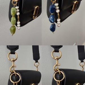 Puede incluir: Un bolso bandolera de cuero negro con herrajes dorados. Cada bolso presenta un charm &uacute;nico: cuentas de piedras preciosas verdes, azules, turquesas o rosas, acentuadas con perlas, colgando de un anillo dorado.