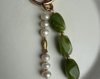 Dije para bolso con perlas de agua dulce: detalle de pez dorado, joya de cuentas acrílicas para bolso.