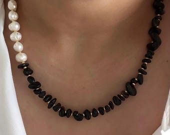 Collar de cuentas de obsidiana negra con cierre de palanca y perlas de agua dulce.