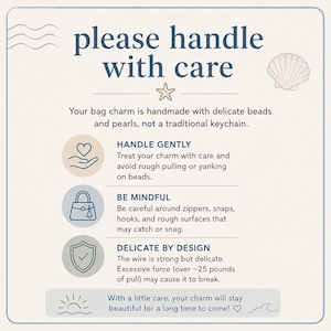 Puede incluir: Gr&aacute;fico beige claro con el texto "please handle with care" e ilustraciones. El texto aconseja un manejo suave de un charm de bolso hecho con cuentas y perlas. Incluye consejos de cuidado y durabilidad.