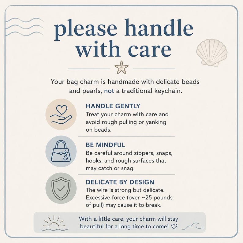 Puede incluir: Gr&aacute;fico beige claro con el texto "please handle with care" e ilustraciones. El texto aconseja un manejo suave de un charm de bolso hecho con cuentas y perlas. Incluye consejos de cuidado y durabilidad.
