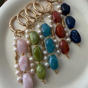 Dije para bolso con perlas de agua dulce: detalle de pez dorado, joya de cuentas acrílicas para bolso. imagen 12