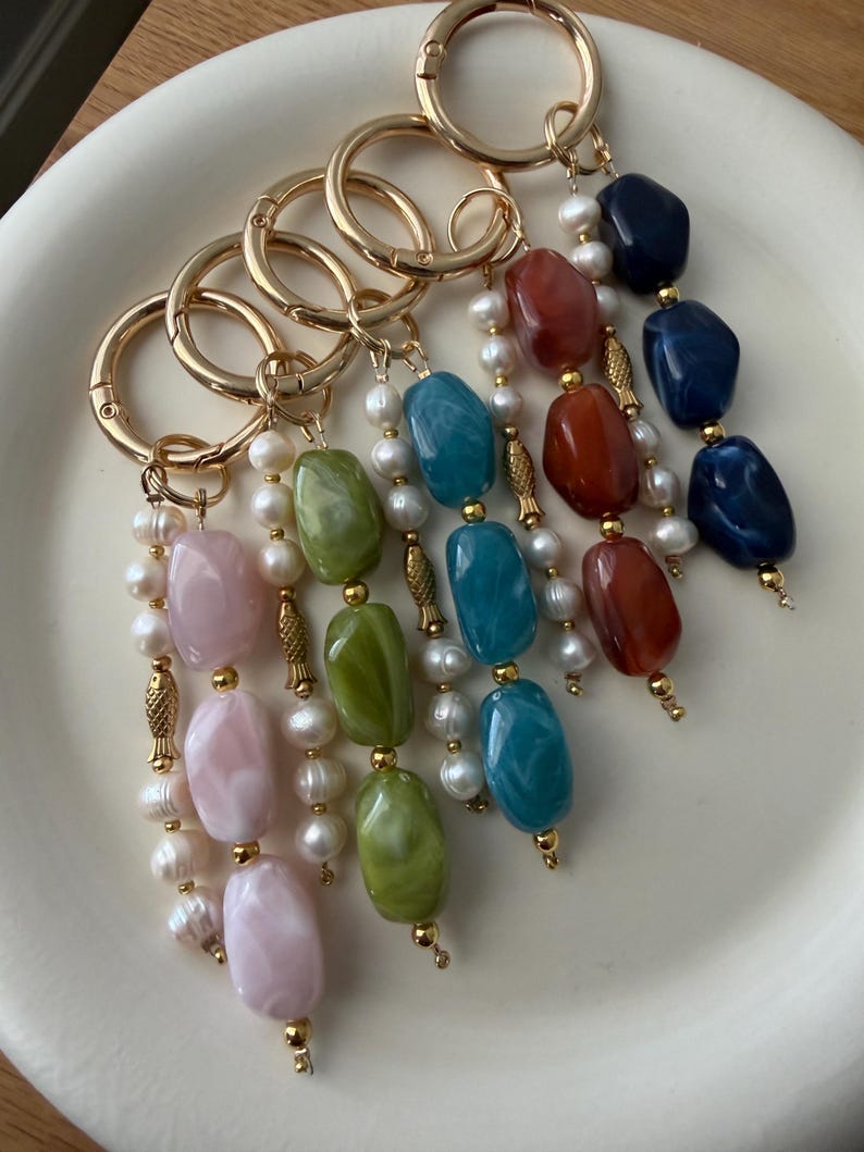 Dije para bolso con perlas de agua dulce: detalle de pez dorado, joya de cuentas acrílicas para bolso. imagen 12