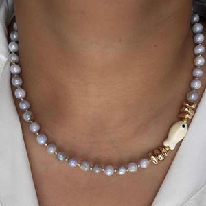Colar de contas de concha pervinca com detalhes em ouro e contas de cerâmica de peixe – Coastal Boho Jewelry