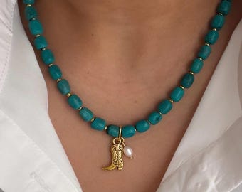 Collar de cuentas de piedra turquesa con perla de agua dulce y dije de bota vaquera dorada.