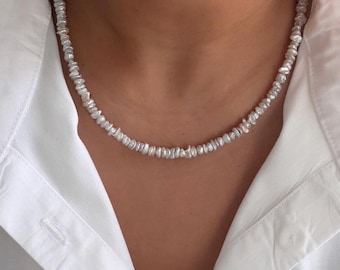 Collar de perlas de agua dulce con cierre chapado en oro de 18 quilates.