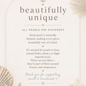 Puede incluir: Un p&oacute;ster beige con la frase "beautifully unique" en una fuente decorativa. El p&oacute;ster incluye texto sobre las perlas formadas de forma natural y &uacute;nicas, con conchas marinas y una estrella de mar como decoraci&oacute;n. El p&oacute;ster da las gracias al cliente.