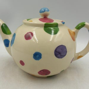 Heron Cross Pottery の大きな斑点模様の 2 カップ ティーポット。