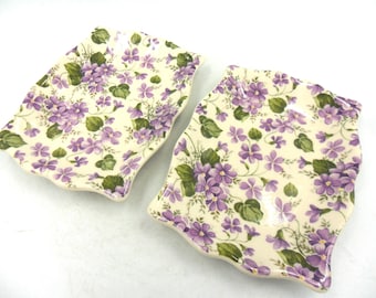 A pair of soap dishes in ditsy violet design.