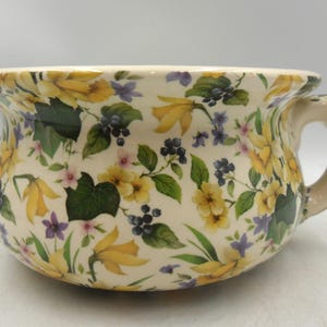 Peut inclure: Une tasse en céramique blanche avec une anse noire et le texte "But First, Coffee" en noir gras. La tasse mesure environ 10 cm de haut et contient environ 350 ml de liquide.