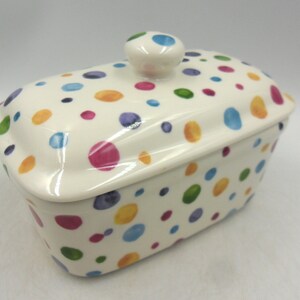 Butterdish in Handpainted Polka Spots design by Heron Cross Pottery. Bild 5