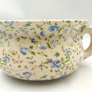 Medium chamber pot in blue lowestoft chintz design by Heron Cross Pottery.