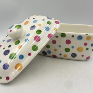 Butterdish in Handpainted Polka Spots design by Heron Cross Pottery. Bild 3