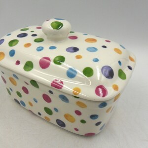 Butterdish in Handpainted Polka Spots design by Heron Cross Pottery. Bild 11