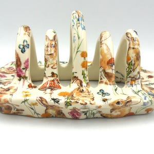 Suporte para torradas com design Meadow Rabbits da Heron Cross Pottery
