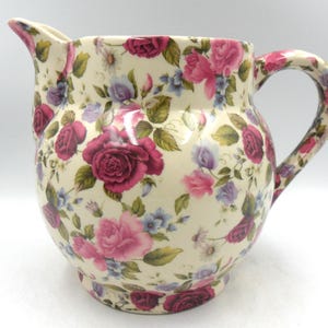 Une très grande cruche hollandaise en rose d'été par Heron Cross Pottery