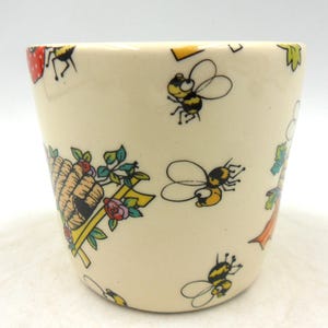 Een mooi klein suikerpotje in schattige bijen en hun bijenkorven, ontworpen door Heron Cross Pottery