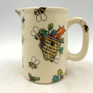 Kwart pint aardewerk crèmekan in bijen en hun bijenkorven, ontwerp van Heron Cross Pottery