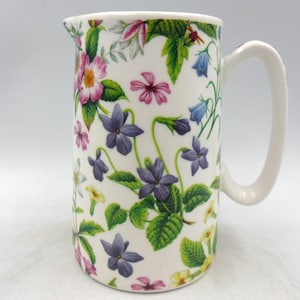 Kleiner Krug im hübschen Hundsrosendesign.