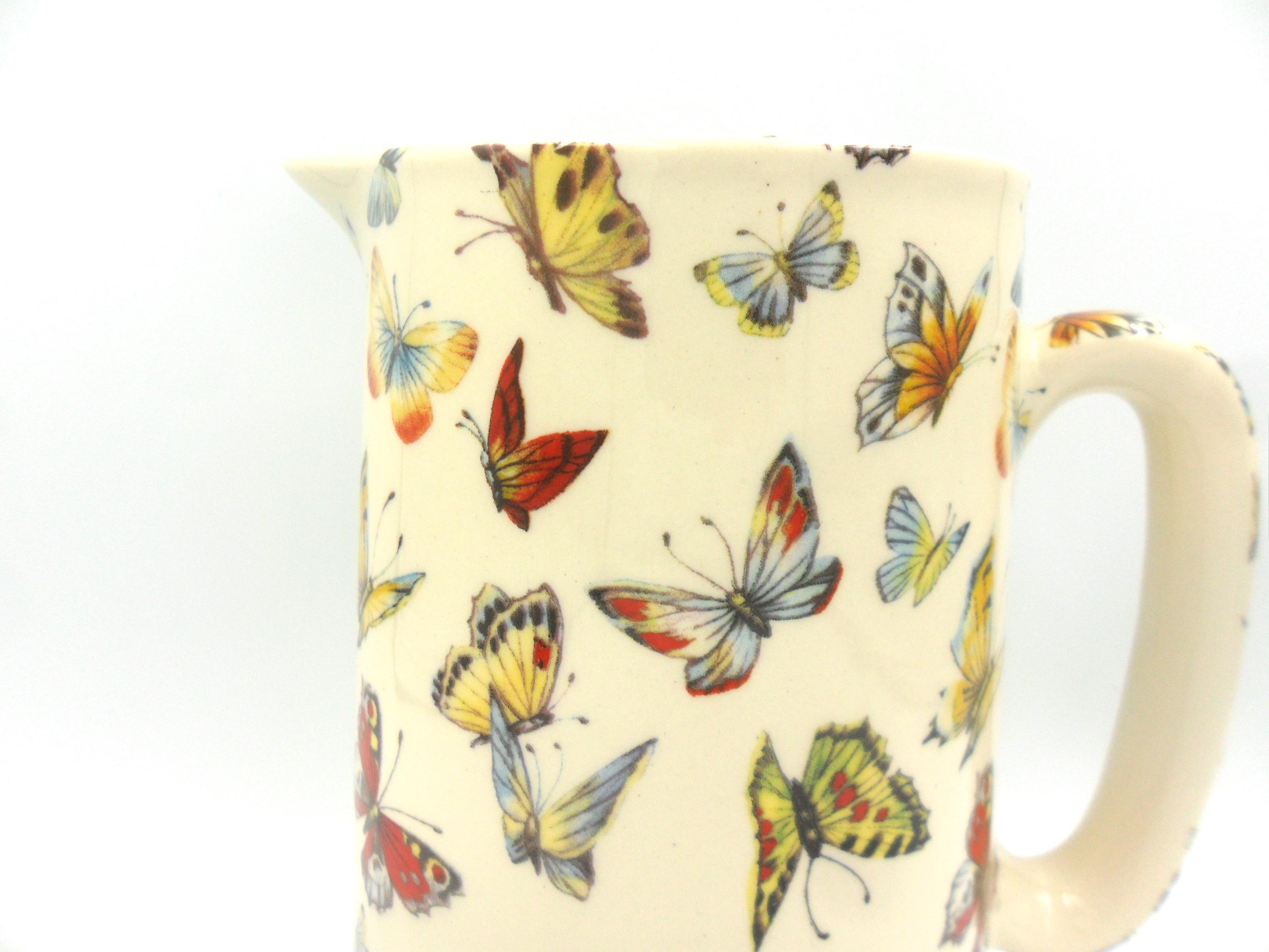 ヘロン クロス ポッタリーの蝶のデザインが施された 2 パイント陶器製