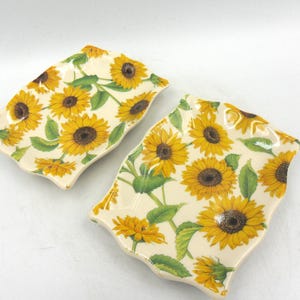 A pair of soap dishes in Sunflower design.