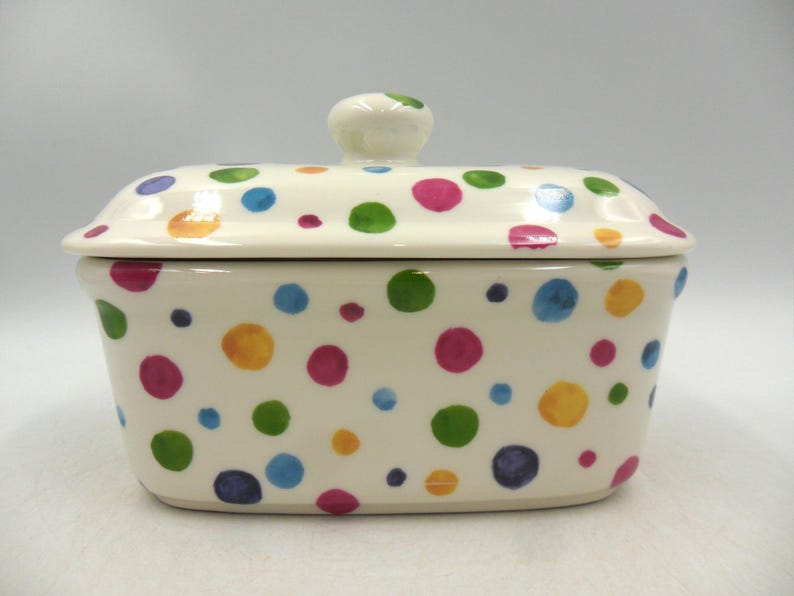 Butterdish in Handpainted Polka Spots design by Heron Cross Pottery. Bild 1