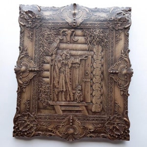 以下が含まれることがあります： 彫刻された人物がドアに立っており、猫とフクロウがいます。フレームは装飾的で、茶色の仕上げになっています。木製の壁掛けです。