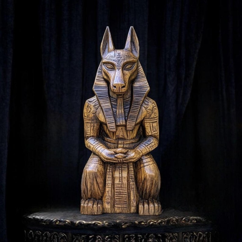 K&ouml;nnte beinhalten: Eine Holzstatue von Anubis, dem &auml;gyptischen Gott des Todes, mit einem Schakal-Kopf und einem menschlichen K&ouml;rper. Die Statue ist mit komplizierten Details geschnitzt und in einer dunkelbraunen Farbe bemalt.