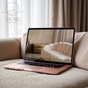 Puede incluir: Una maqueta de portátil en oro rosa con teclado negro sobre un sofá beige. La pantalla muestra un interior con un sofá blanco. El texto "Dune Mockups" y "Frame Size: 4500x3000 px Laptop Mockup" son visibles.
