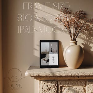 Könnte beinhalten: Ein iPad-Mockup zeigt ein viergeteiltes Bild mit dem Wort "VIBE" auf einem Steinsims. Rechts steht eine beige Vase mit Trockenblumen. Der Text "FRAME SIZE: 810 X 1080 PX IPAD MOCKUP" befindet sich über dem iPad.