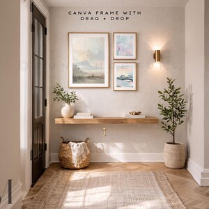 Pode incluir: Cena de design de interiores com três impressões de arte emolduradas, uma prateleira de madeira, uma cesta de vime e uma planta em vaso. A parede é de cor clara e o texto "CANVA FRAME WITH DRAG + DROP" é visível. As molduras são douradas.