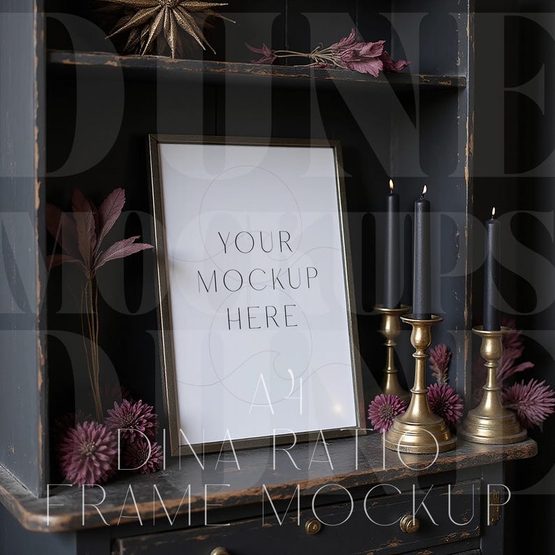 Pu&ograve; includere: Mockup di cornice A4 dorata con il testo "YOUR MOCKUP HERE" su una superficie di legno scuro. Candele nere in candelabri dorati e fiori decorativi completano la scena.