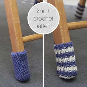 Puede incluir: Dos fundas para patas de silla, una es de punto liso morado y la otra es de punto a rayas con hilo blanco y morado. La imagen incluye el texto "knit + crochet pattern".