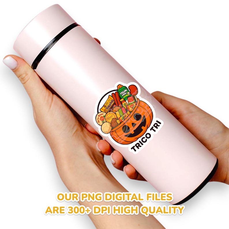 Peut inclure: Une gourde isotherme rose clair avec un dessus et un dessous noirs. Un autocollant de citrouille d'Halloween remplie de bonbons est appos&eacute; sur la bouteille. L'autocollant porte les mots "TRICO TRI". Le texte "OUR PNG DIGITAL FILES ARE 300+ DPI HIGH QUALITY" est en bas.