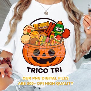 Peut inclure: T-shirt blanc avec un dessin de citrouille de dessin anim&eacute; remplie de bonbons et de collations. Le design comprend le texte "TRICO TRI" et la phrase "OUR PNG DIGITAL FILES ARE 300+ DPI HIGH QUALITY".