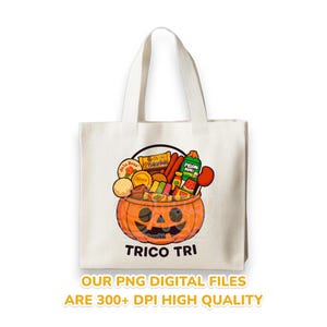 Peut inclure: Un sac fourre-tout blanc avec une citrouille de dessin anim&eacute; remplie de bonbons et de collations. La citrouille a un visage de lanterne et le texte "TRICO TRI" en dessous. Le bas du sac indique "OUR PNG DIGITAL FILES ARE 300+ DPI HIGH QUALITY."