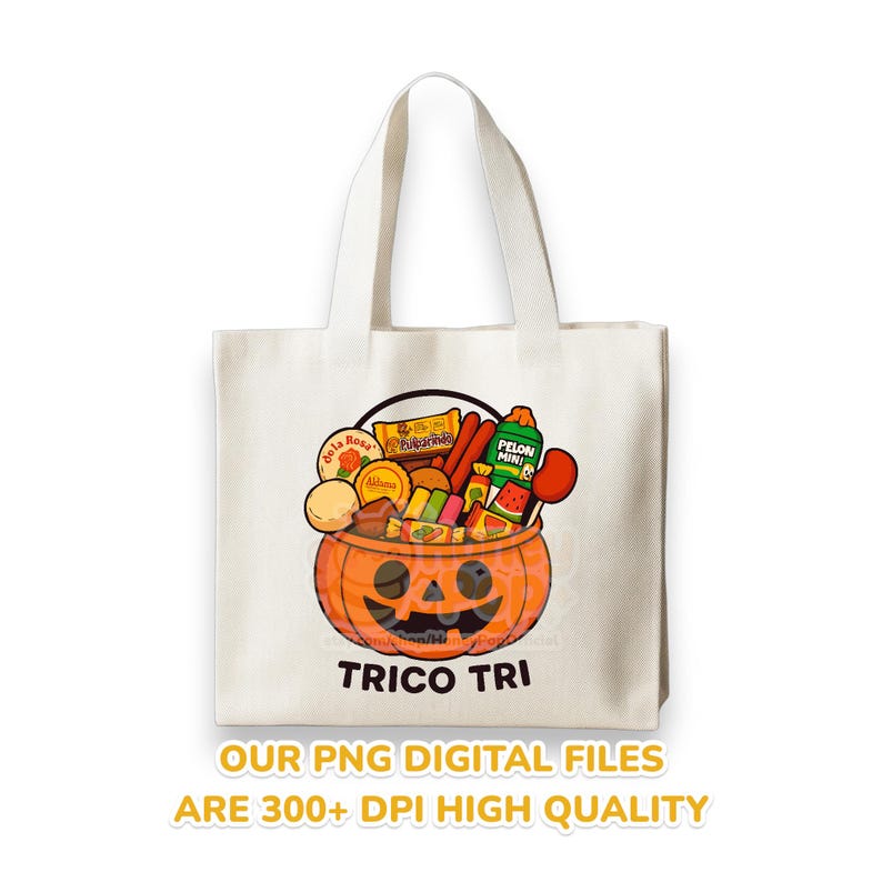 Peut inclure: Un sac fourre-tout blanc avec une citrouille de dessin anim&eacute; remplie de bonbons et de collations. La citrouille a un visage de lanterne et le texte "TRICO TRI" en dessous. Le bas du sac indique "OUR PNG DIGITAL FILES ARE 300+ DPI HIGH QUALITY."