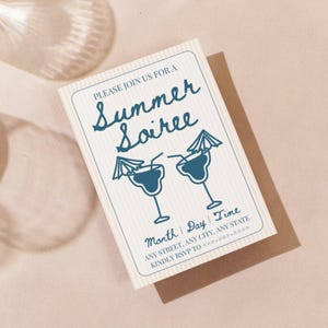 Może przedstawiać: Kremowe zaproszenie z napisem "Summer Soiree" w ozdobnej czcionce. Dwa niebieskie kieliszki do margarity z parasolkami. Zaproszenie zawiera miejsce na datę i adres.