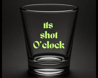 Juego de 2 vasos de chupito que brillan en la oscuridad con la frase "Es la hora del chupito"