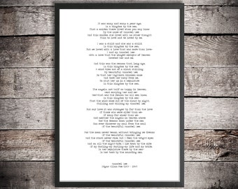 Op de afbeelding: Een zwart-witte printbare kunstprint met een gedicht van Edgar Allan Poe getiteld "Annabel Lee". Het gedicht is geschreven in een typemachinelettertype en is gecentreerd op de pagina. Het gedicht gaat over een liefde die de dood overstijgt.