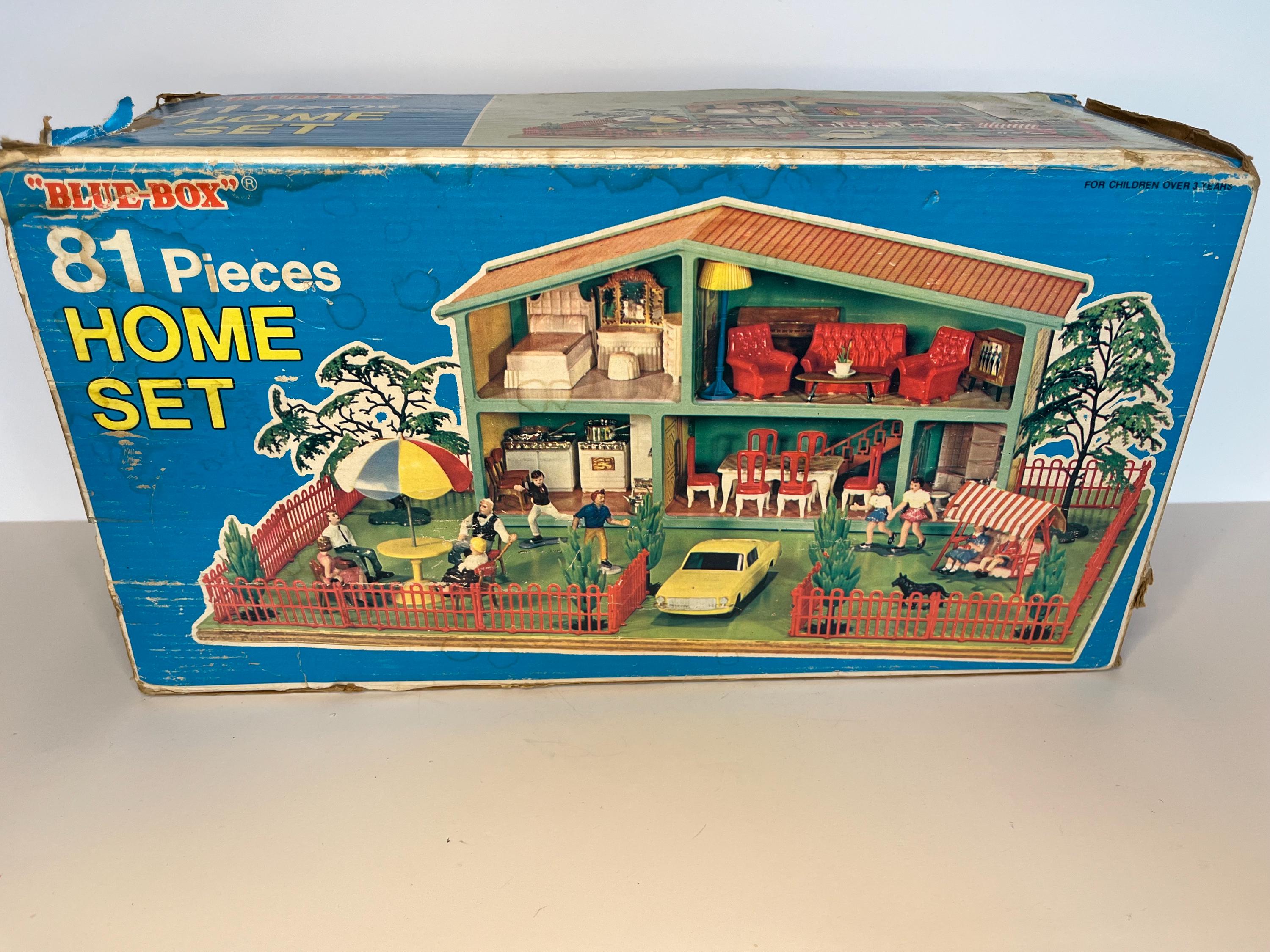 Vintage 1960s Blue Box 81-piece 